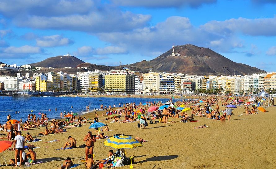 Pláž v hlavnom meste Las Palmas. (Foto: archív)