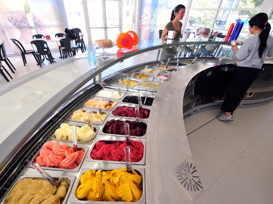 Majstrami vo výrobe zmrzliny sú najmä Taliani. Záber je zo zmrzlinárne v Bologni.
