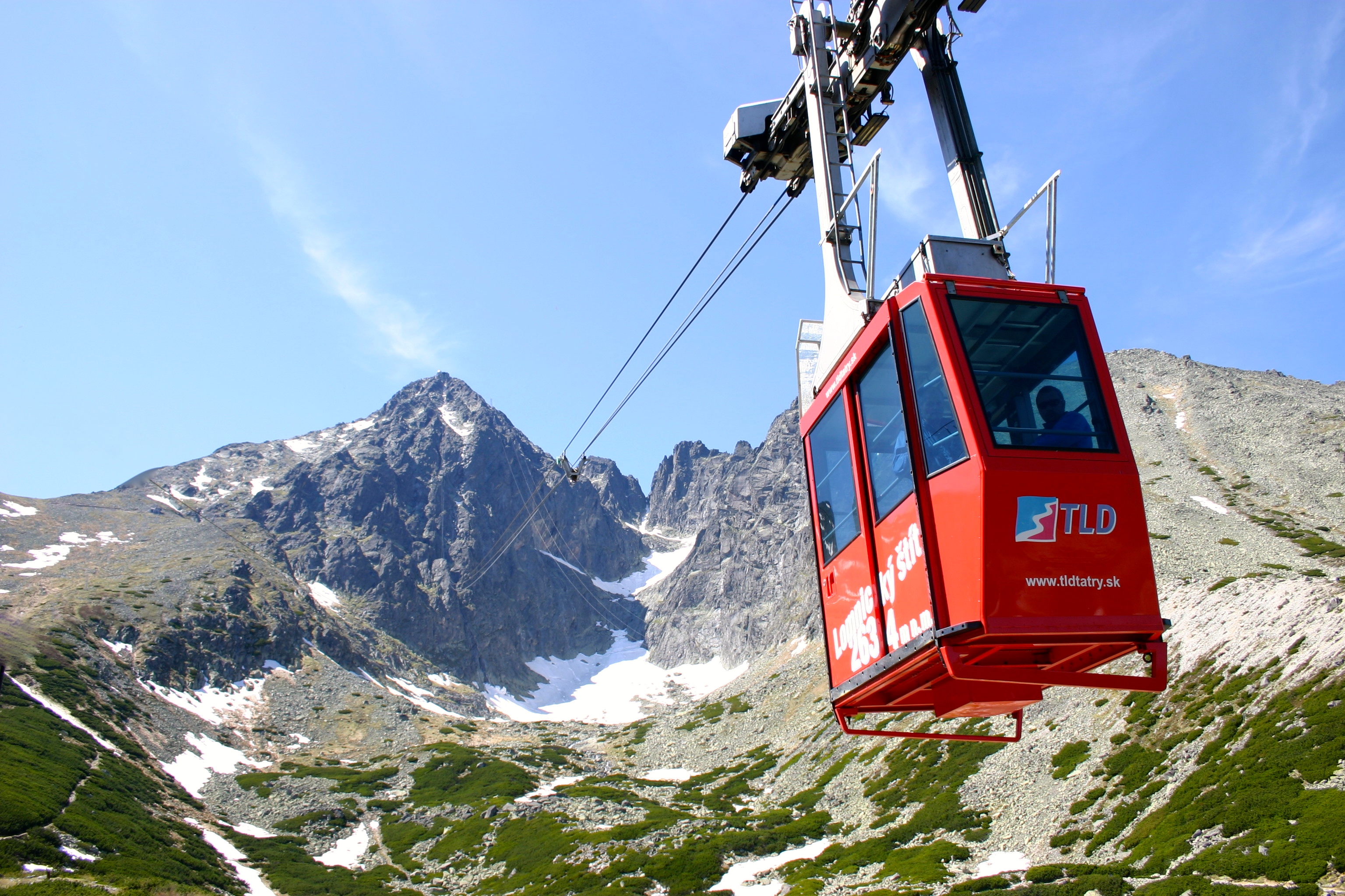 Kabínková lanovka na Lomnický štít - jedna z najväčších turistických atrakcií Vysokých Tatier.
