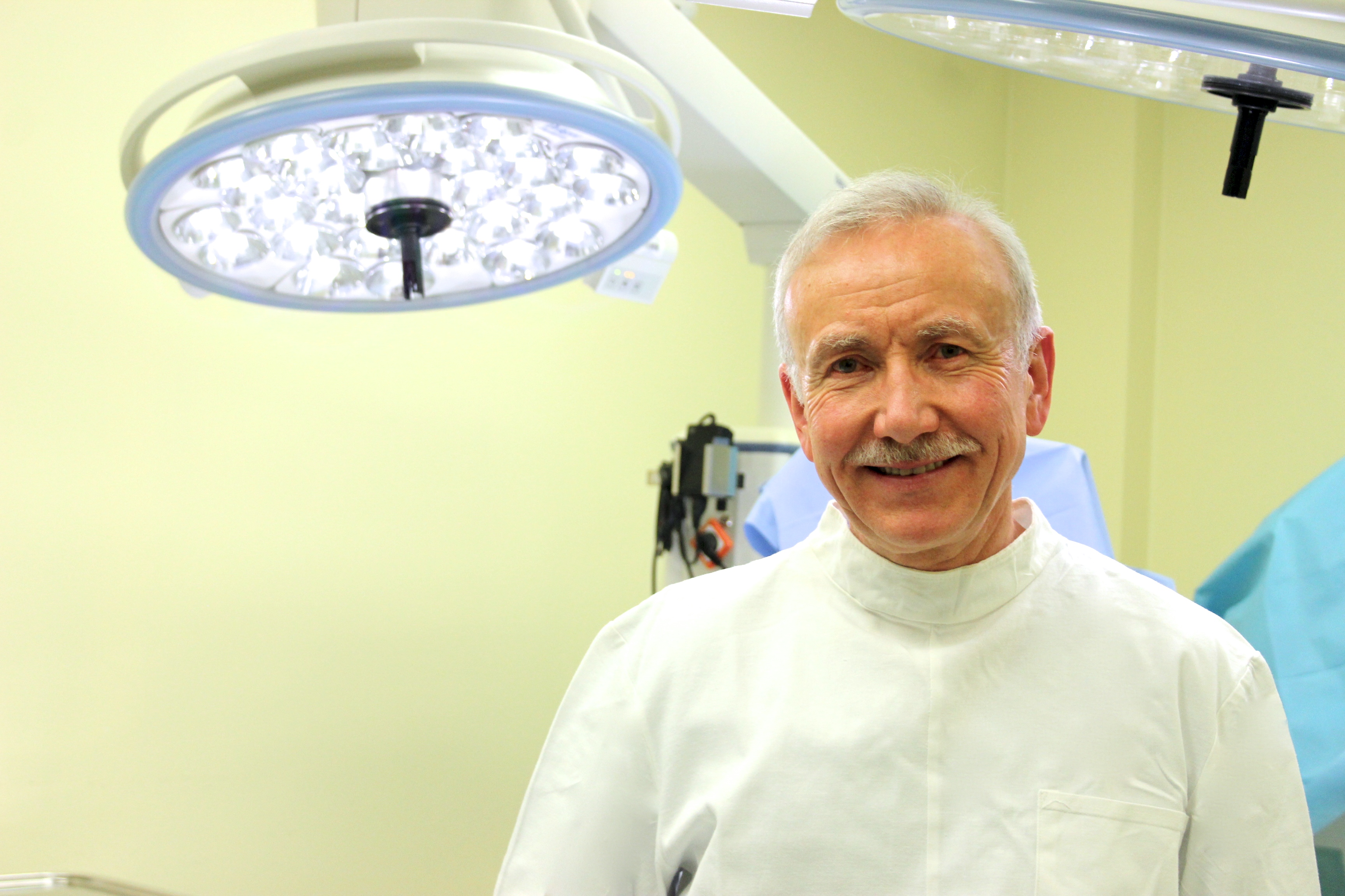 MUDr. Štefan Zelník, PhD, známy chirurg, zakladateľ a riaditeľ neštátnej polikliniky Žilpo v Žiline je hrdý na úroveň svojho zdravotníckeho zariadenia. (Foto: Michaela Kolimárová)