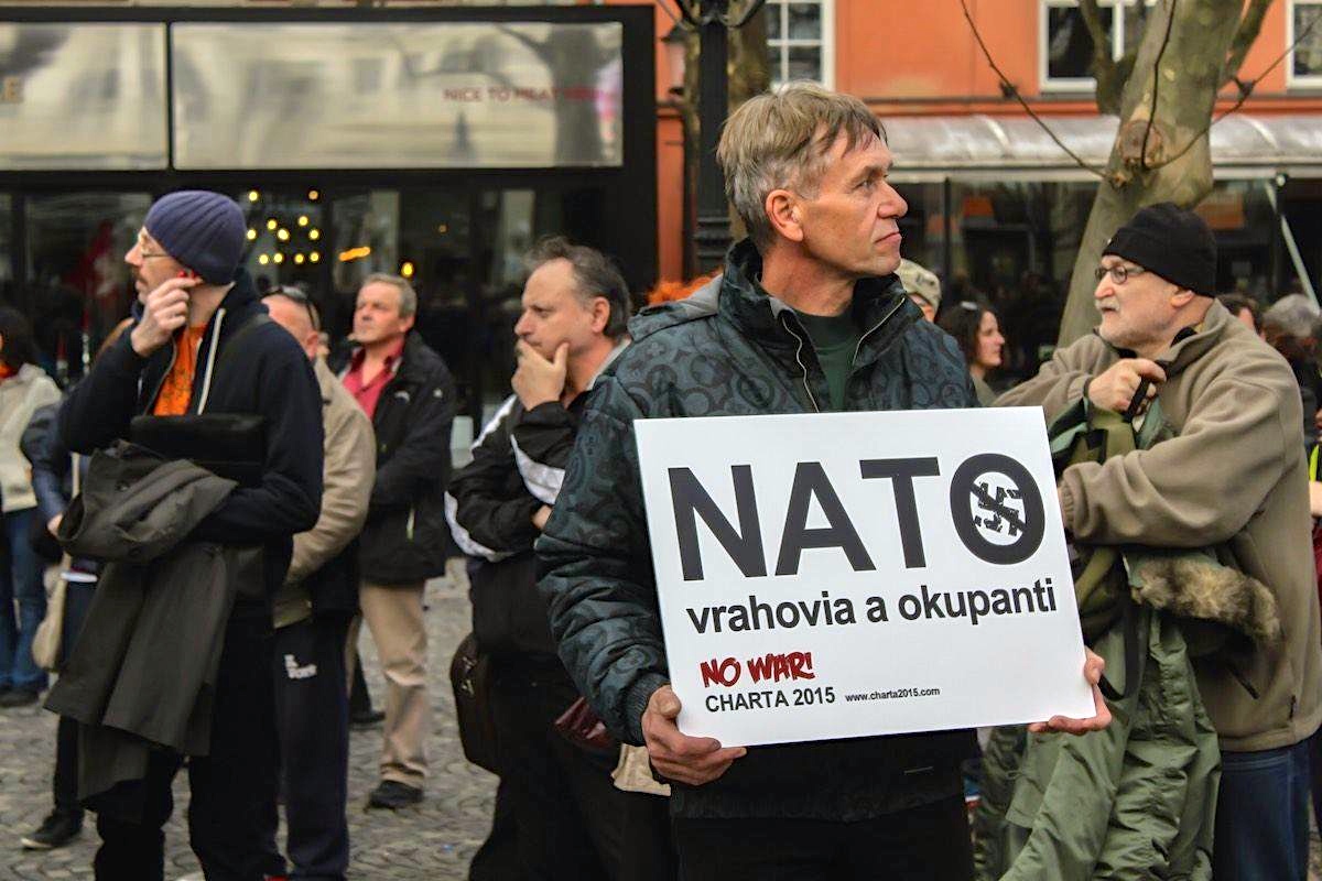 Vojenský pakt NATO má medzi obyvateľmi Slovenska čoraz menšiu obľubu. (Foto: archív)