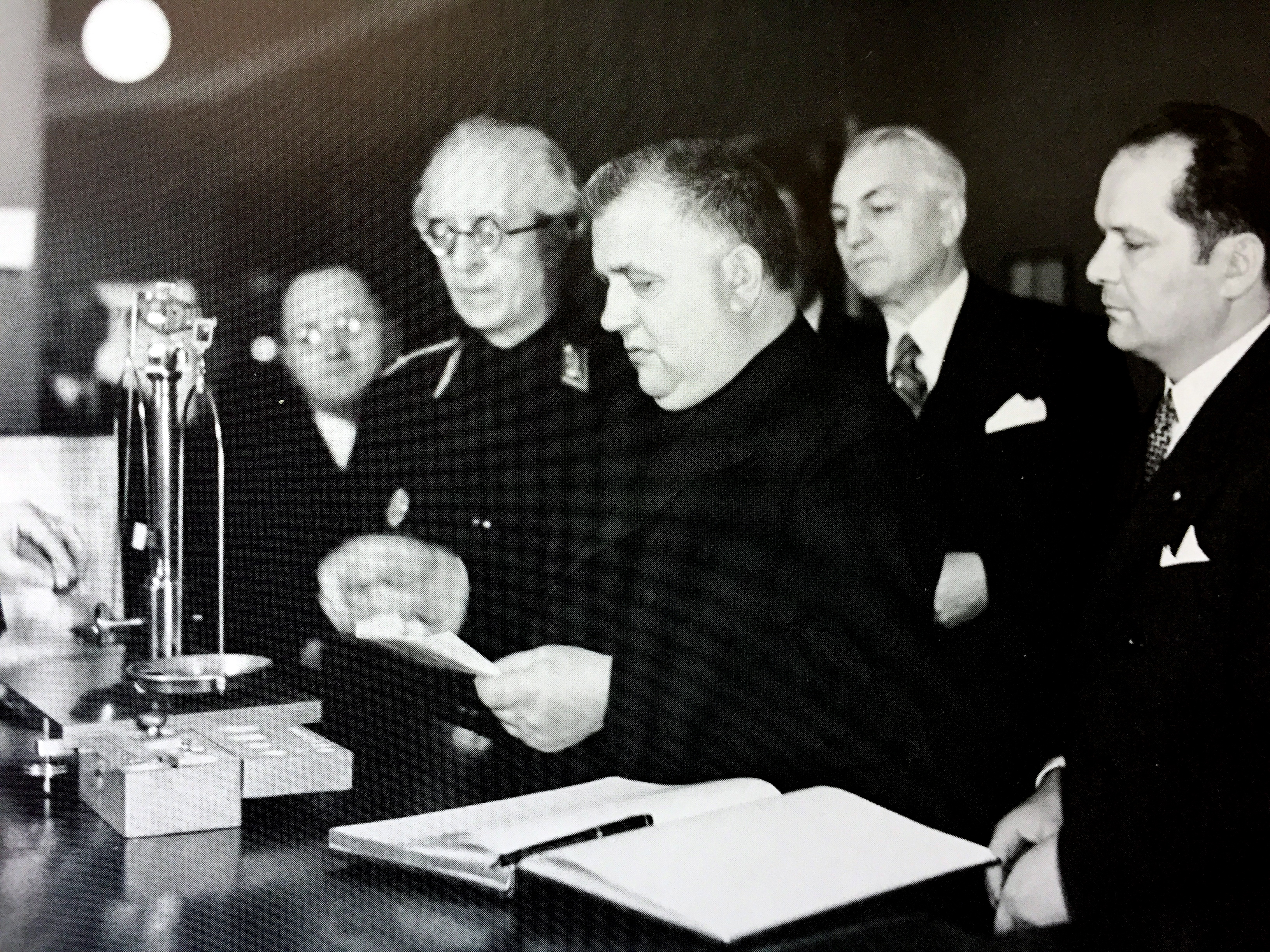 Prezident Jozef Tiso s ďalšími predstaviteľmi štátu prispieva na zlatý poklad Slovenskej republiky. (Foto: archív)