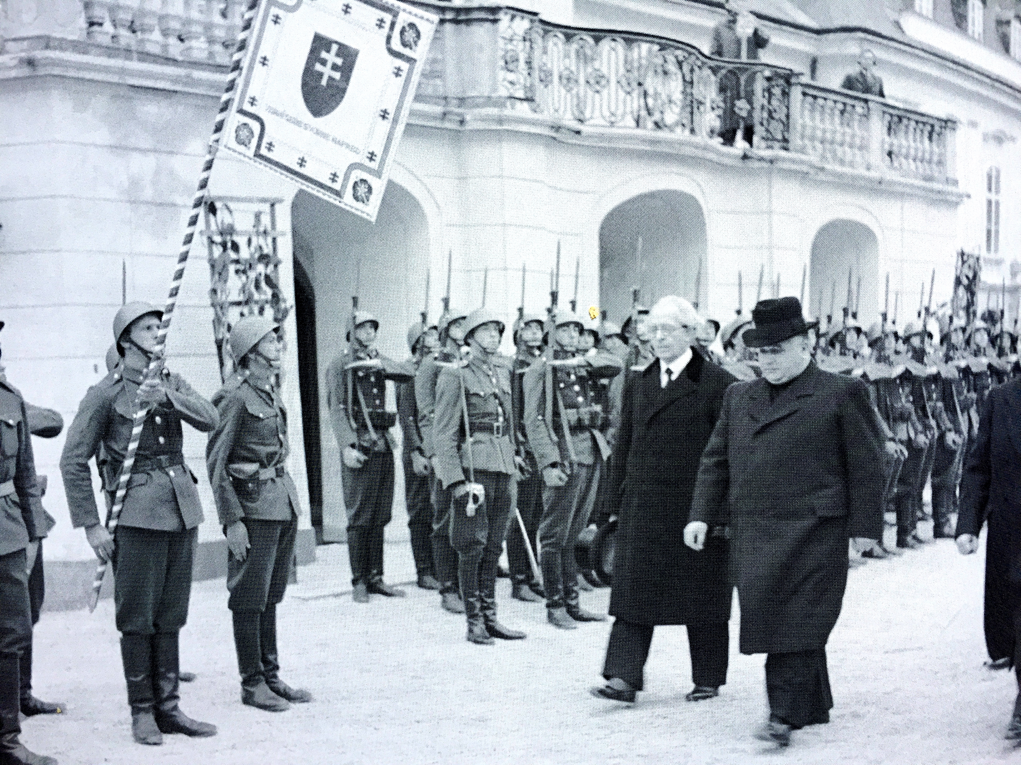 Prezident prvej SR Jozef Tiso po slávnostnej inaugurácii kráča s predsedom vlády Vojtechom Tukom z Prezidentského paláca. (Foto: archív)