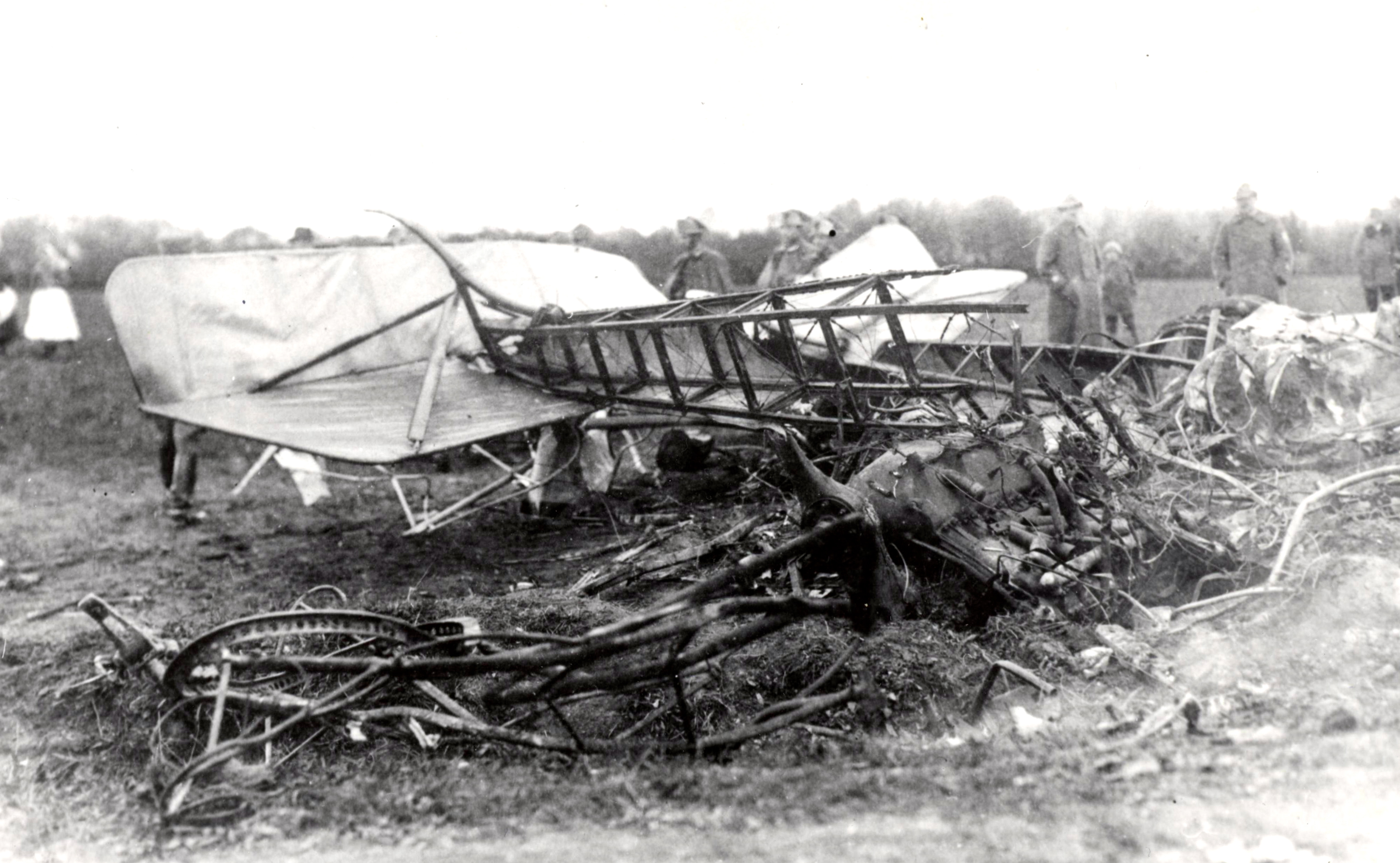 Trosky Štefánikovho lietadla na mieste jeho pádu pri Ivanke pri Dunaji. (Foto: archív)