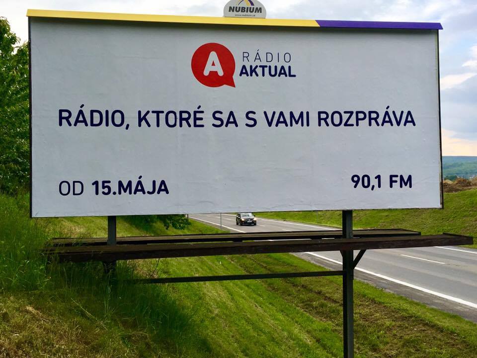 “Fakty, správy, komentáre. Rádio, ktoré sa s vami rozpráva.” To sú slogany novej stanice, ktorej štart podporila aj bilbordová kampaň. (Foto: Michaela Kolimárová)