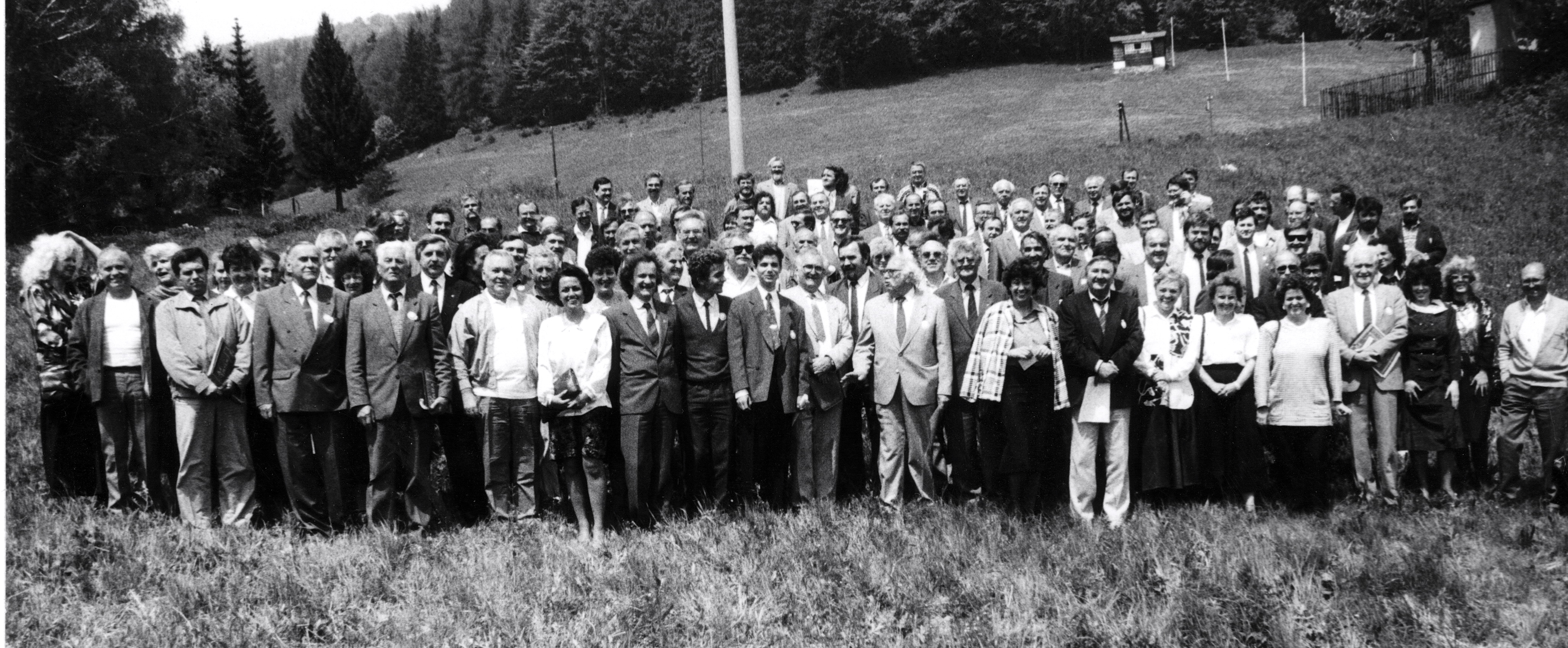 Spoločná fotografia z 30. mája 1992 - prelomové stretnutie slovenskej inteligencie na Donovaloch. (Foto: archív)