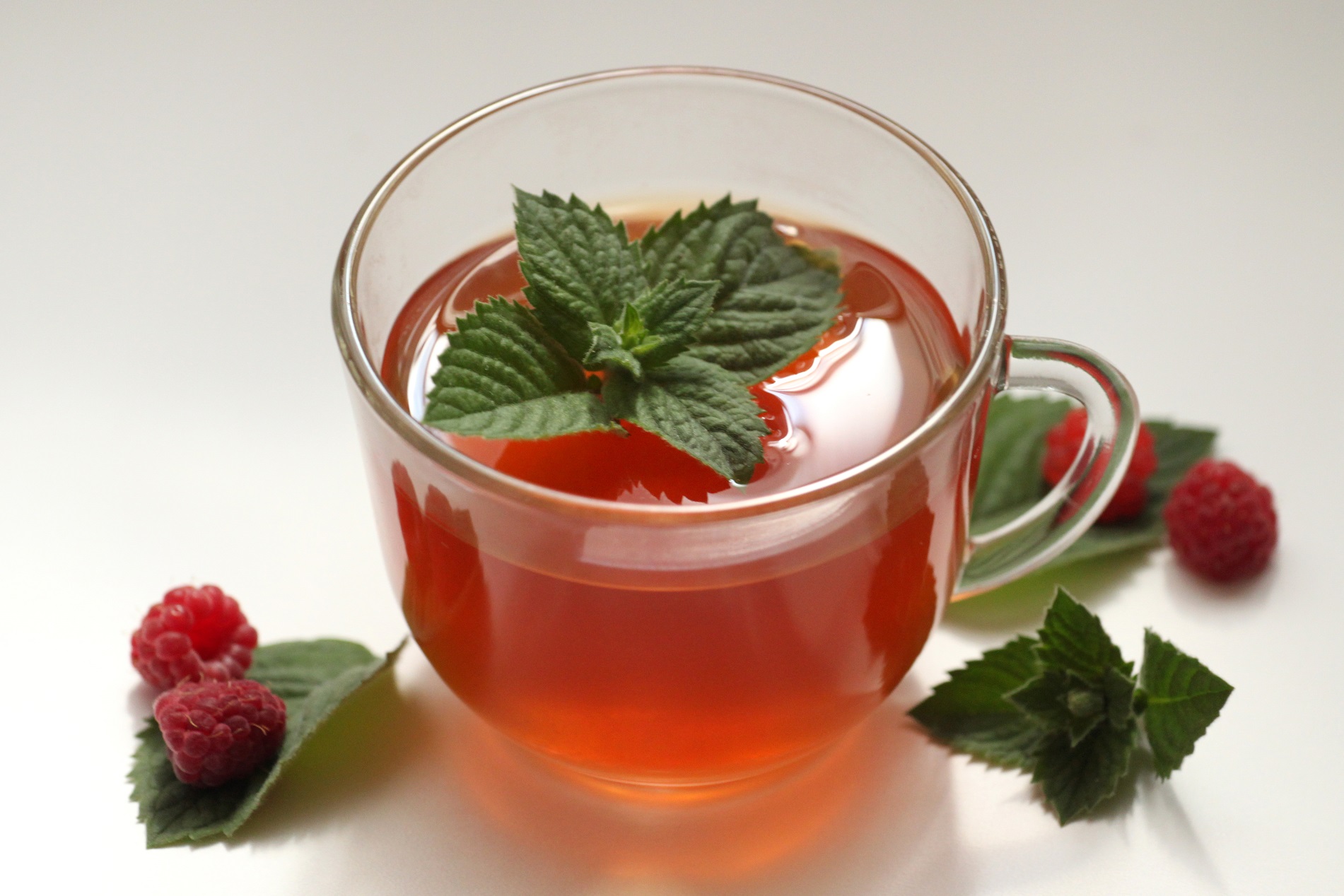 Можно при температуре пить чай с малиной. Фиточай листья малины. Малиновый чай. Чай с малиной. Чай из листьев малины.