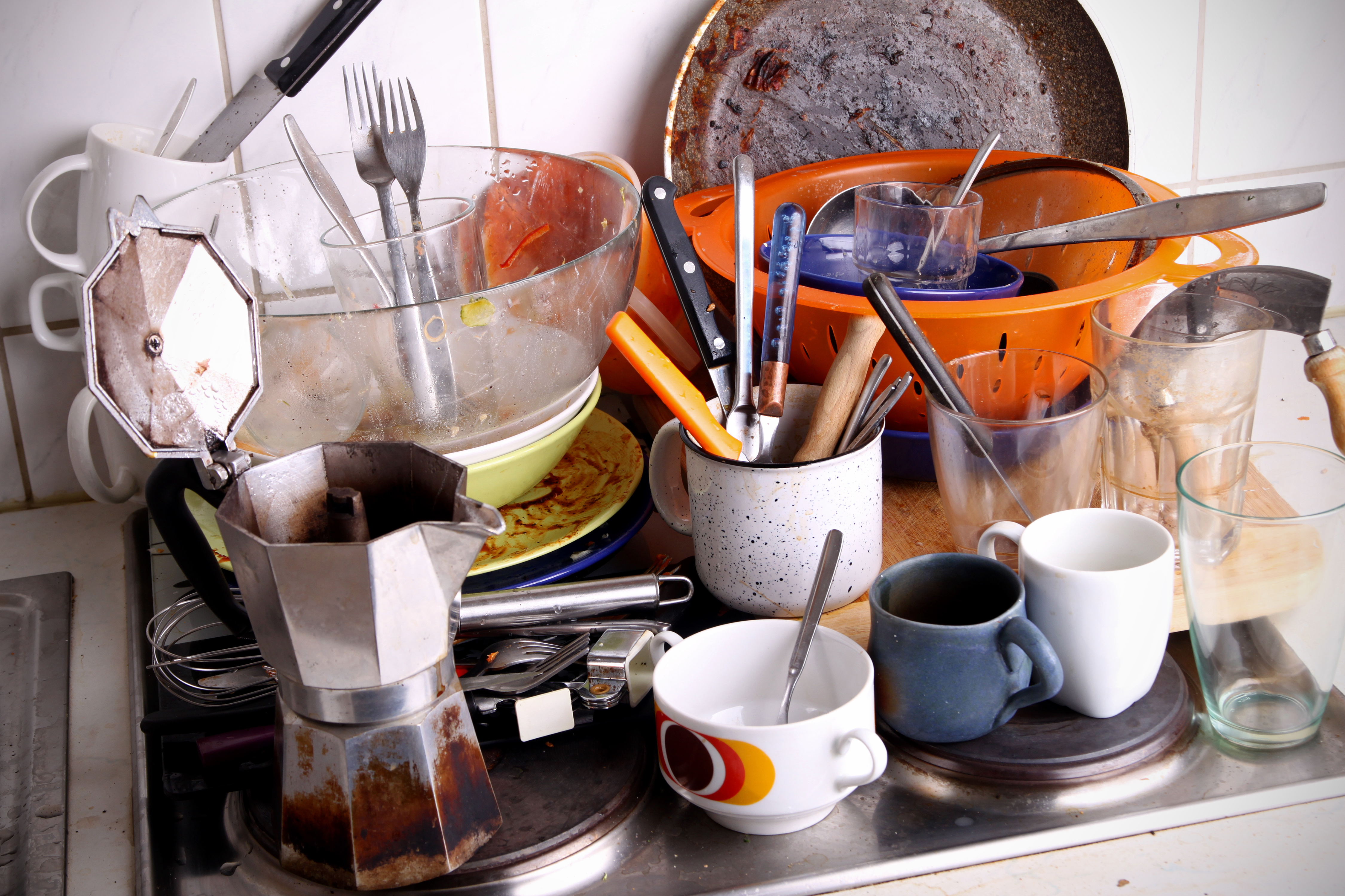 Много мытой посуды. Грязная посуда. Гора грязной посуды. Гора немытой посуды. Посуда для кухни.