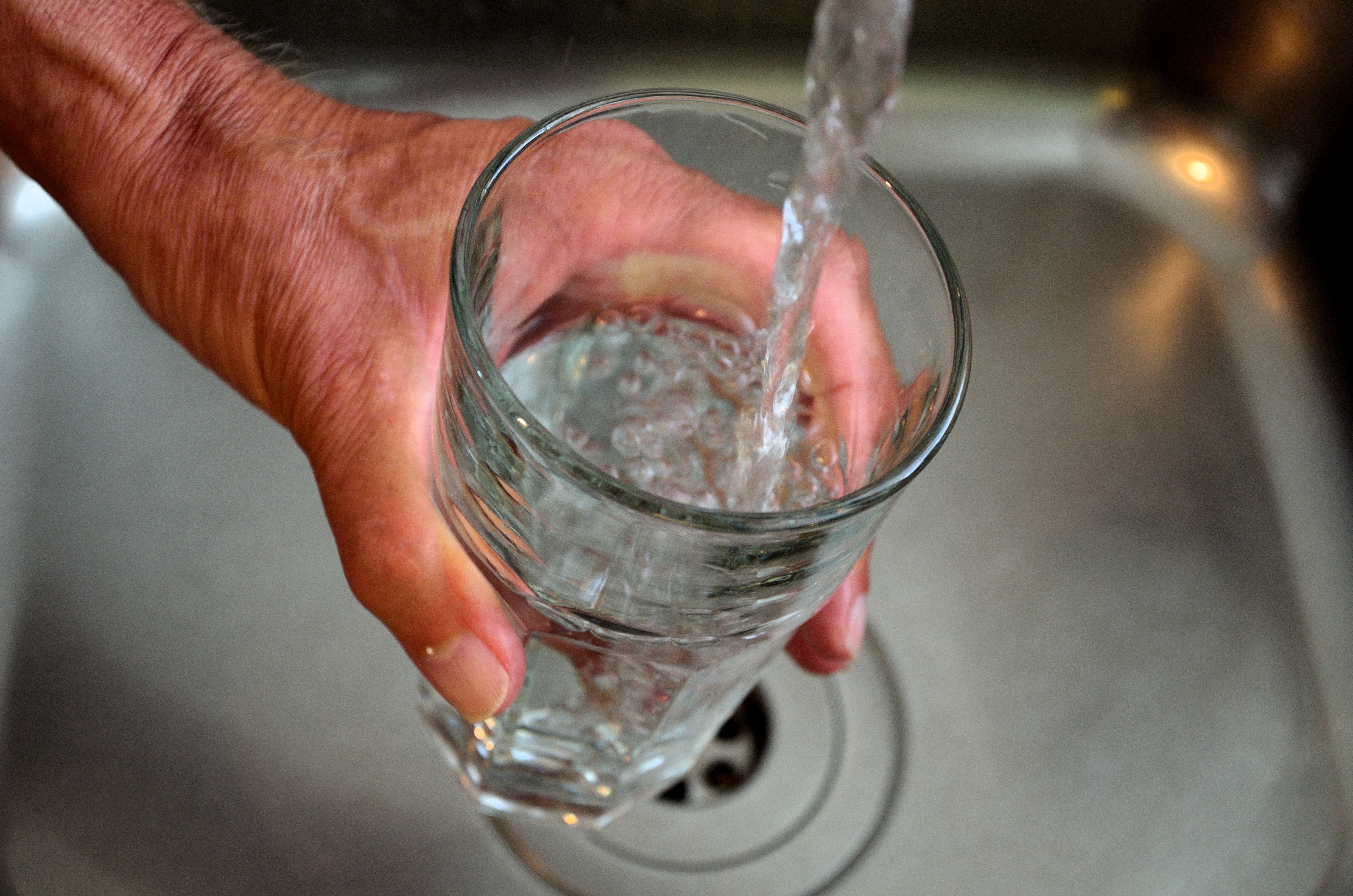 Попейте холодной воды. Некачественная питьевая вода. Кран с водой. Отравленная вода. Питьевая вода из под крана.