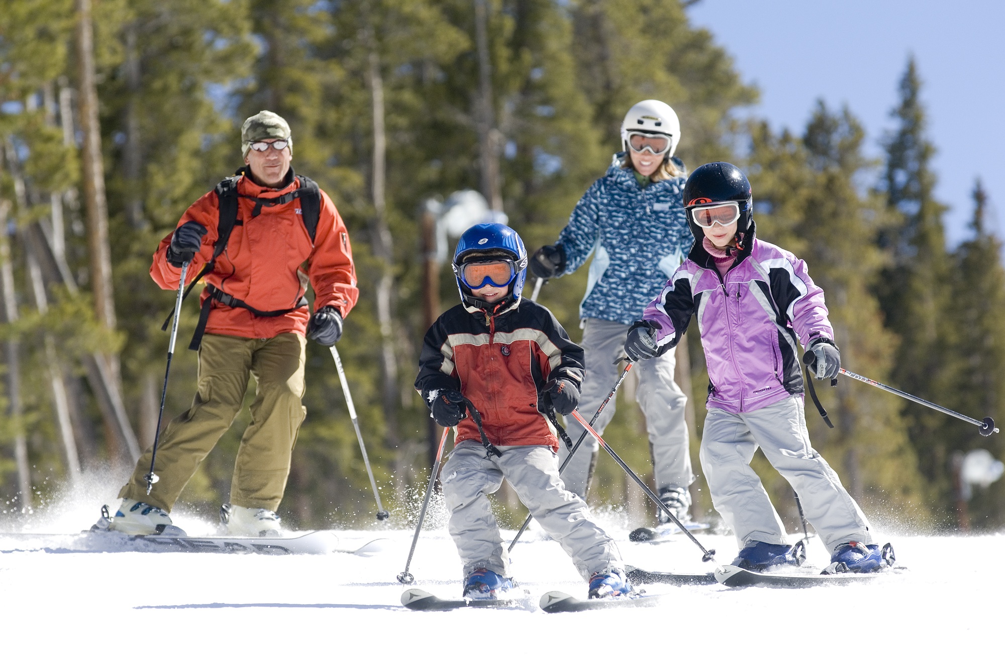 Увлекается катанием на лыжах. Прогулка семьей на лыжах. Семья катается на лыжах. Спортивная семья зимой. Дети на горных лыжах.